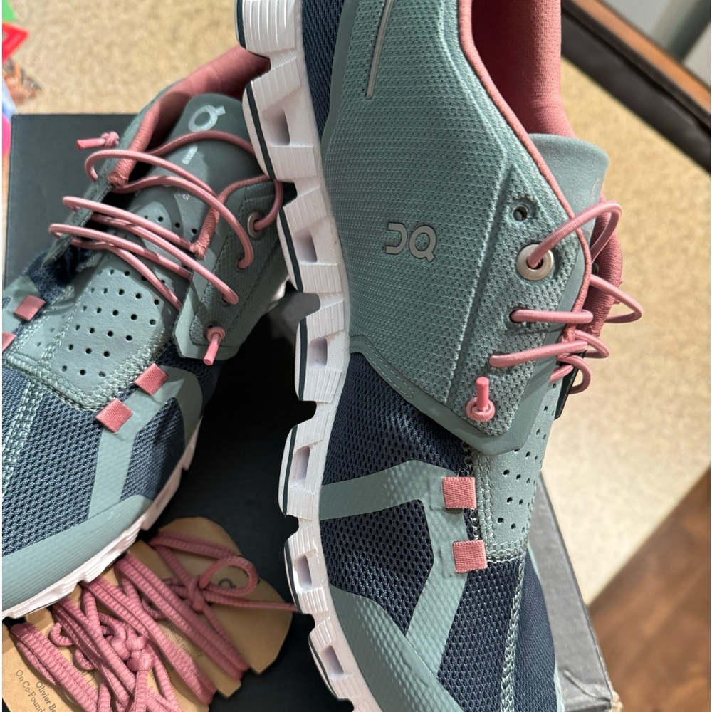 ON Woman’s Size 11 Sneakers